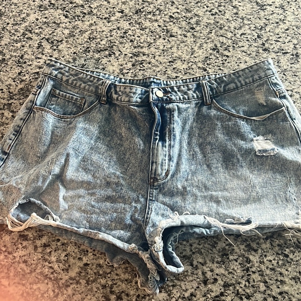 SHEIN Curve Distressed Short Shorts